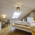 Happy Hugle Haus *
